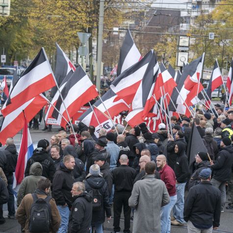 Die Aufnahme zeigt eine Kundgebung der Neonazi-Partei "DIE RECHTE" für die verurteilte und zu diesem Zeitpunkt inhaftierte Holocaustleugnerin Ursula Haverbeck-Wetzel am Jahrestag der Nazi-Reichpogromnacht am 9. November 2019 in Bielefeld.