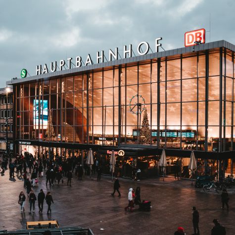 Die Aufnahme zeigt den Kölner Hauptbahnhof