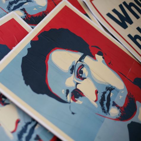 Die Aufnahme zeigt kleine Transparente, die das Konterfei des Whistleblowers Edward Snowden zeigen. Sie kamen im Rahmen einer Demonstration am 4. Juli 2013 vor dem Bundeskanzleramt zum Einsatz.