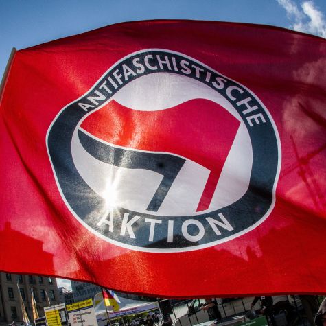 Die Aufnahme vom 26. Oktober 2019 in München zeigt den Rücken eines „Antifa“-Anhängers auf einer Demonstration gegen die Identitäre Bewegung (Quelle: Sachelle Babbar/ZUMAPRESS.com/picture alliance) Die Aufnahme vom 26. Oktober 2019 in München zeigt den Rücken eines „Antifa“-Anhängers auf einer Demonstration gegen die Identitäre Bewegung
