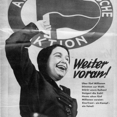 Die Aufnahme zeigt kommunistische Wahlpropaganda im Vorfeld der Reichstagswahl am 6. November 1932. - "Antifaschistische Aktion. / Weiter voran!" - Aus: AIZ (Neuer Deutscher Verlag, Berlin) 11.Jg., Nr.33, 14.August 1932. (Quelle: picture-alliance / akg-images | akg-images) Die Aufnahme zeigt kommunistische Wahlpropaganda im Vorfeld der Reichstagswahl am 6. November 1932. - "Antifaschistische Aktion. / Weiter voran!" - Aus: AIZ (Neuer Deutscher Verlag, Berlin) 11.Jg., Nr.33, 14.August 1932.