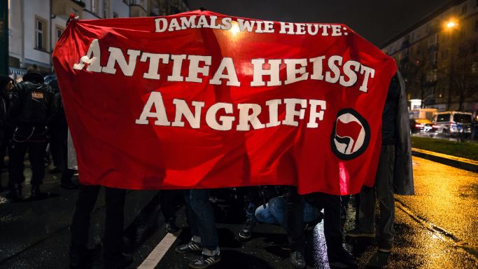 Die Aufnahme stammt von der 25. Silvio-Meier-Demo am 27. November 2017 in Berlin-Friedrichshain und zeigt Anhänger der „Antifa“, die ein Transparent hoch halten. (Quelle: picture alliance / Eventpress | Eventpress Golejewski) Die Aufnahme stammt von der 25. Silvio-Meier-Demo am 27. November 2017 in Berlin-Friedrichshain und zeigt Anhänger der „Antifa“, die ein Transparent hoch halten.