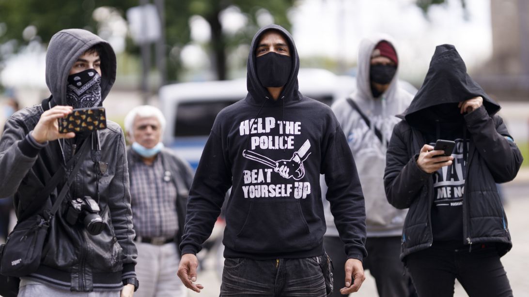Die Aufnahme zeigt Linksautonome der Antifa bei einer unerlaubten 1. Mai-Demonstration auf dem Heumarkt. in Köln am 01. Mai 2020 (Quelle: picture alliance / Geisler-Fotopress | Christoph Hardt/Geisler-Fotopres) Die Aufnahme zeigt Linksautonome der Antifa bei einer unerlaubten 1. Mai-Demonstration auf dem Heumarkt. in Köln am 01. Mai 2020