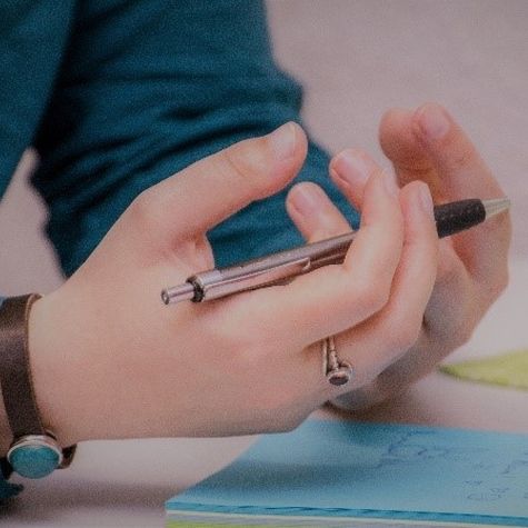 Das Bild zeigt Hände mit einem Kugelschreiber Das Bild zeigt Hände mit einem Kugelschreiber