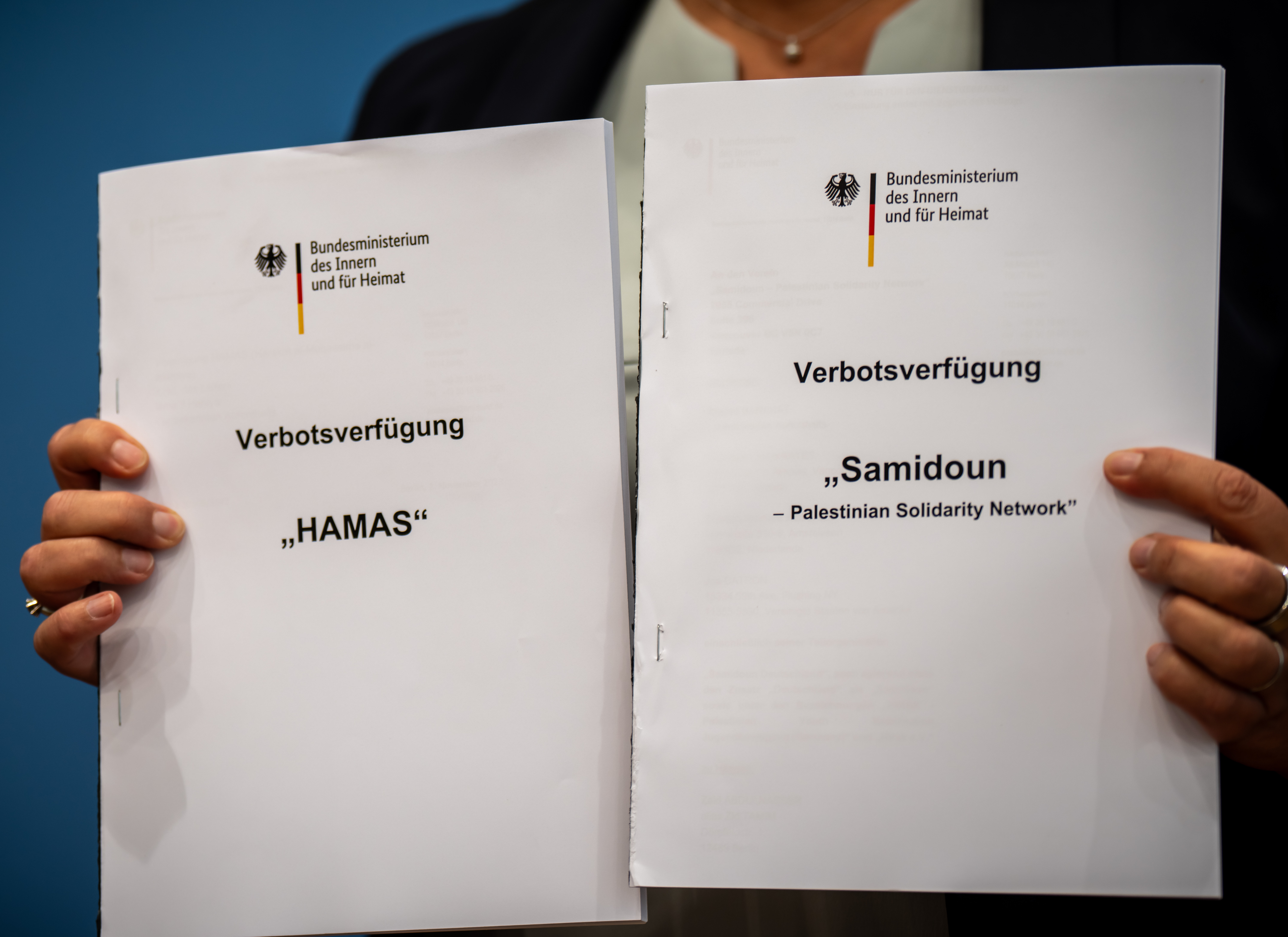 Verbotsverfügungen zu „Samidoun“ und zur ebenfalls am 2. November 2023 verbotenen Terrororganisation „HAMAS“ (Quelle: picture alliance/dpa | Michael Kappeler) Verbotsverfügungen zu „Samidoun“ und zur ebenfalls am 2. November 2023 verbotenen Terrororganisation „HAMAS“