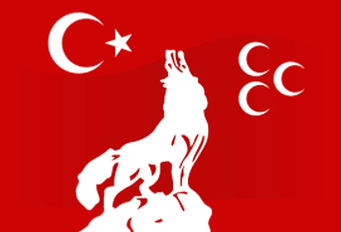 Drei Halbmonde und ein Wolf in weiß vor einem roten Hintergrund. Drei Halbmonde und ein Wolf in weiß vor einem roten Hintergrund.