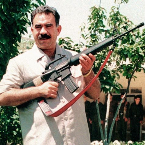 Die Aufnahme zeigt den kurdischen Separatistenführer Abdullah Öcalan im Juni 1997 mit einer amerikanischen M16-Maschinenpistole im Bekaa-Tal im Libanon. (Quelle: picture-alliance / dpa | epa AFP) Die Aufnahme zeigt den kurdischen Separatistenführer Abdullah Öcalan im Juni 1997 mit einer amerikanischen M16-Maschinenpistole im Bekaa-Tal im Libanon.
