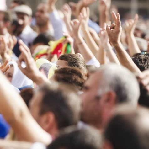 Das Bild zeigt ein Demonstrationsgeschehen bei der PKK-Flaggen bzw. Transpararente zum Einsatz kommen. (Quelle: funky-data /iStock / Getty Images Plus) Das Bild zeigt ein Demonstrationsgeschehen bei der PKK-Flaggen bzw. Transpararente zum Einsatz kommen.