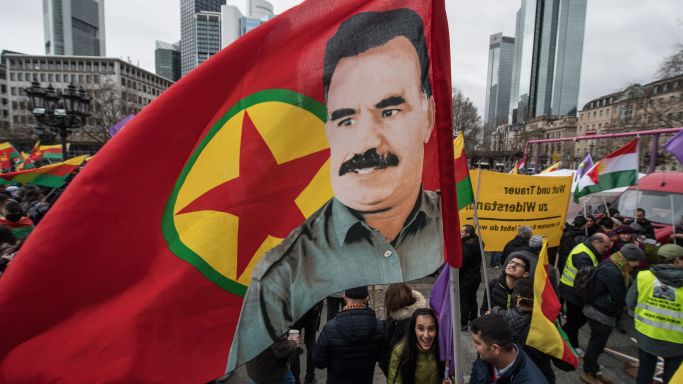 Die Aufnahme zeigt ein Demonstrationsgeschen während einer Kundgebung zum kurdischen Frühjahrsfest Newroz am 18. März 2017 in Frankfurt am Main. (Quelle: picture alliance / Boris Roessler/dpa | Boris Roessler) Die Aufnahme zeigt ein Demonstrationsgeschen während einer Kundgebung zum kurdischen Frühjahrsfest Newroz am 18. März 2017 in Frankfurt am Main.