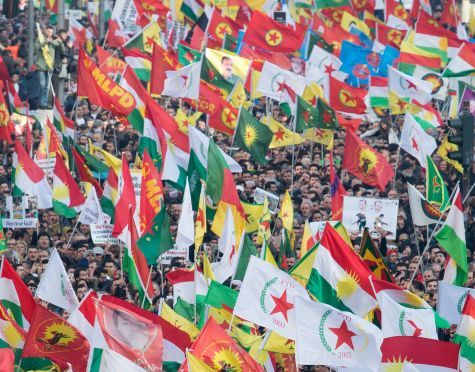 Die Aufnahme zeigt Teilnehmer einer Kurden-Demonstration 27. Januar 2018 in Köln gegen die türkische Militäroffensive in Nordsyrien.  (Quelle: picture alliance / Rainer Jensen/dpa | Rainer Jensen) Die Aufnahme zeigt Teilnehmer einer Kurden-Demonstration 27. Januar 2018 in Köln gegen die türkische Militäroffensive in Nordsyrien.