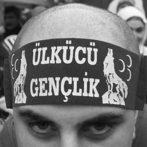 Die Aufnahme zeigt den Teilnehmer eines Demonstrationsgeschehens in Frankfurt am Main 10. November 2007, der ein Stirnband mit dem Symbol der "Grauen Wölfe" - als Erkennungszeichen der "Ülkücü"-Bewegung trägt.   (Quelle: picture-alliance/ dpa | Boris Roessler) Die Aufnahme zeigt den Teilnehmer eines Demonstrationsgeschehens in Frankfurt am Main 10. November 2007, der ein Stirnband mit dem Symbol der "Grauen Wölfe" - als Erkennungszeichen der "Ülkücü"-Bewegung trägt.