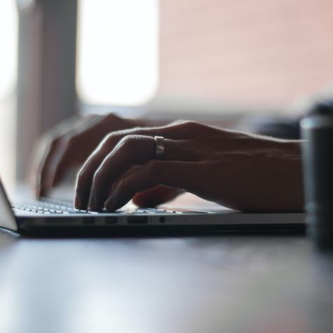 Die Aufnahme zeigt im Bildausschnitt einen Mann, der an einem Laptop arbeitet (Quelle: Photo by Thomas Lefebvre on Unsplash) Die Aufnahme zeigt im Bildausschnitt einen Mann, der an einem Laptop arbeitet