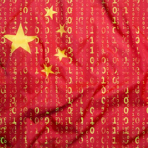 Die Aufnahme zeigt eine Fotomontage der chinesischen Flagge mit binären Codes (Quelle: picture alliance / kb-photodesign/Shotshop | kb-photodesign) Die Aufnahme zeigt eine Fotomontage der chinesischen Flagge mit binären Codes