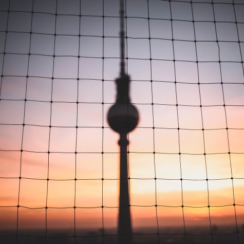 Die Aufnahme zeigt die Silhouette des Berliner Fernsehturm in der Abenddämmerung (Quelle: Photo by Flo Karr on Unsplash) Die Aufnahme zeigt die Silhouette des Berliner Fernsehturm in der Abenddämmerung