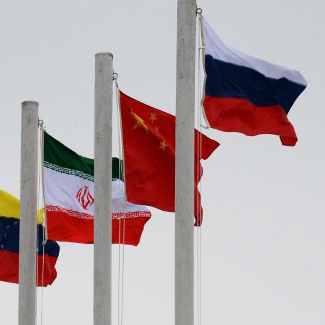Die Aufnahme zeigt die im Wind wehenden Flaggen der Staaten Iran, China und Russland  (Quelle: picture alliance / Vitaliy Ankov/Sputnik/dpa | Vitaliy Ankov) Die Aufnahme zeigt die im Wind wehenden Flaggen der Staaten Iran, China und Russland