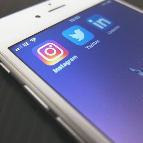 Die Aufnahme zeigt das Display eines Smartphones, auf dem Social Media Apps installiert sind. (Quelle: Photo by Hello I'm Nik on Unsplash) Die Aufnahme zeigt das Display eines Smartphones, auf dem Social Media Apps installiert sind.