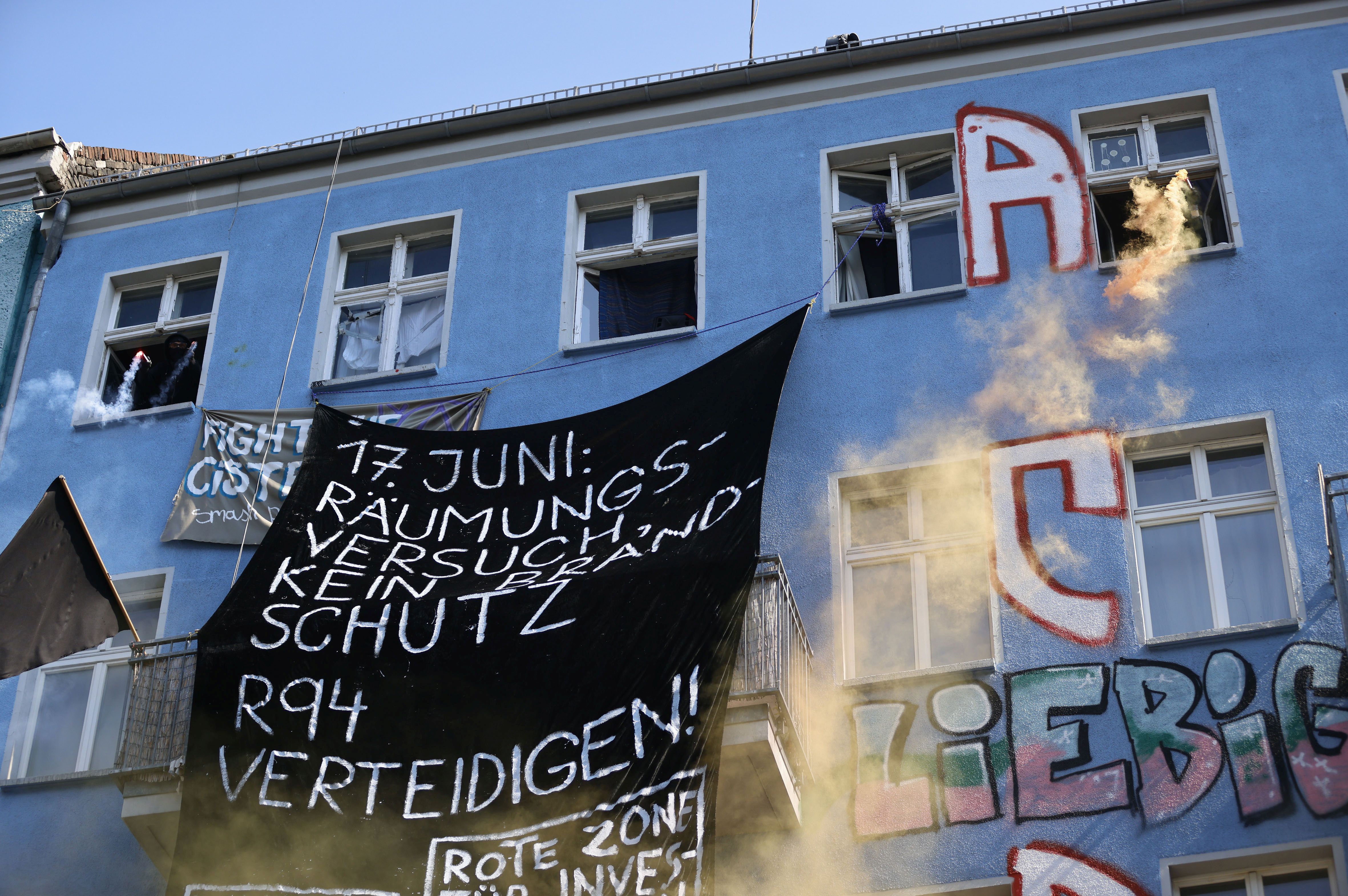 Die Aufnahme zeigt das mit einem Transparent "R94-verteidigen" behangene Gebäude Rigaer Straße 94 in Berlin am 17.06.2021 (Quelle: picture alliance / Geisler-Fotopress | Jean MW/Geisler-Fotopress) Die Aufnahme zeigt das mit einem Transparent "R94-verteidigen" behangene Gebäude Rigaer Straße 94 in Berlin am 17.06.2021