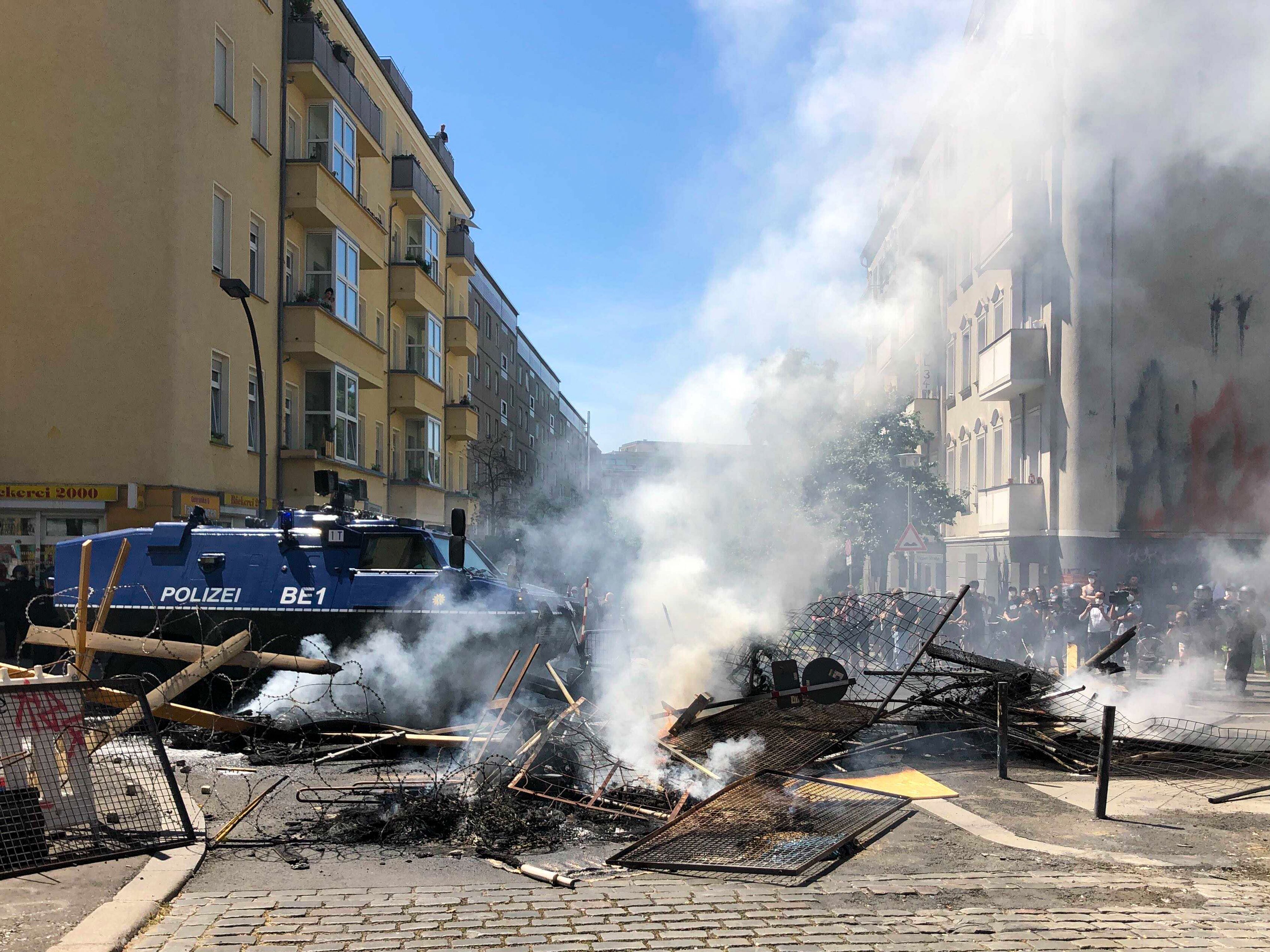 Die Aufnahme zeigt ein Räumfahrzeug der Polizei vor Barrikaden in der Rigaer Straße in Berlin am 16.06.2021 (Quelle: picture alliance/dpa | Andreas Rabenstein) Die Aufnahme zeigt ein Räumfahrzeug der Polizei vor Barrikaden in der Rigaer Straße in Berlin am 16.06.2021