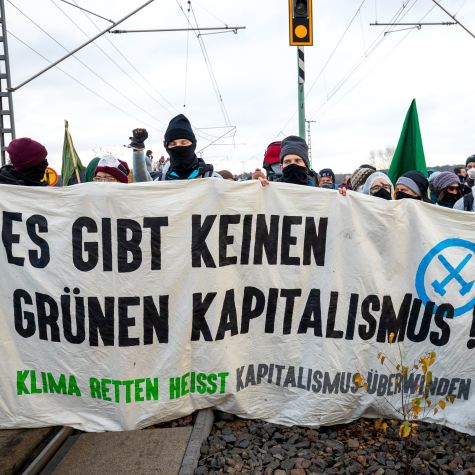 Die Aufnahme zeigt einen Protestmarsch des Antikohlebündnisses "Ende Gelaende", das am 30. November 2019 Bahngleise nahe dem Dorf Koppatz in Brandenburg blockiert. (Quelle: picture alliance / Andreas Franke | Andreas Franke) Die Aufnahme zeigt einen Protestmarsch des Antikohlebündnisses "Ende Gelaende", das am 30. November 2019 Bahngleise nahe dem Dorf Koppatz in Brandenburg blockiert.