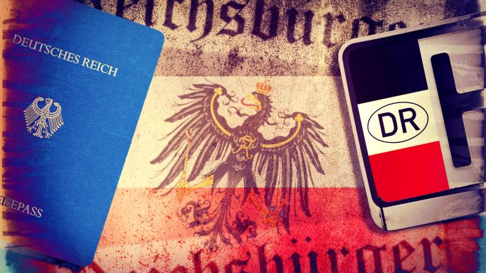 Die Abbildung zeigt symbolhaft Reichsbuerger-Paesse, Reichsadler und Reichsbuerger-Nummernschild. (Quelle: C. Ohde/blickwinkel/McPHOTO/picture alliance) Die Abbildung zeigt symbolhaft Reichsbuerger-Paesse, Reichsadler und Reichsbuerger-Nummernschild.