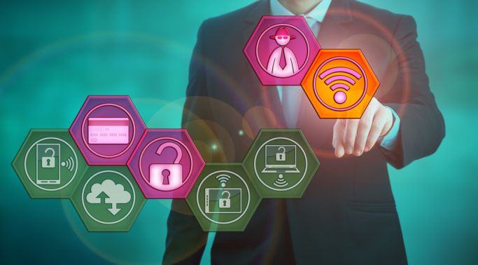 Die Abbildung zeigt eine Person, die mit einem Finger auf Sicherheitssymbole zeigt. (Quelle: istockphoto | Leo Wolfert) Die Abbildung zeigt eine Person, die mit einem Finger auf Sicherheitssymbole zeigt.