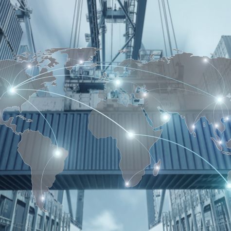 Die Aufnahme zeigt mehrere Industriecontainer und einen Krahn mit einer futuristischen Weltkarte im Vordergrund, wobei zentrale Orte auf der Karte über virtuelle Linien miteinander verbunden sind (Quelle: ake1150sb / iStock / Getty Images Plus) Die Aufnahme zeigt mehrere Industriecontainer und einen Krahn mit einer futuristischen Weltkarte im Vordergrund, wobei zentrale Orte auf der Karte über virtuelle Linien miteinander verbunden sind