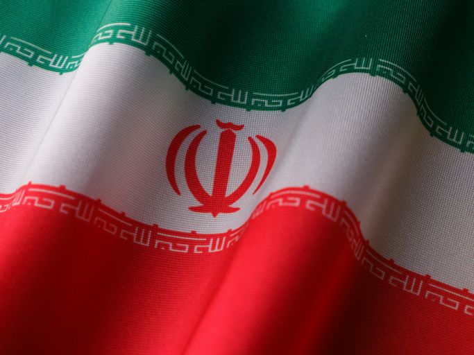 Die Aufnahme zeigt die Nationalflagge des Iran (Quelle: Foto von Engin Akyurt auf Pexels) Die Aufnahme zeigt die Nationalflagge des Iran