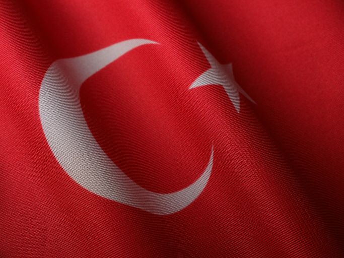 Die Aufnahme zeigt die Nationalflagge der Türkei (Quelle: Foto von Engin Akyurt auf Pexels) Die Aufnahme zeigt die Nationalflagge der Türkei