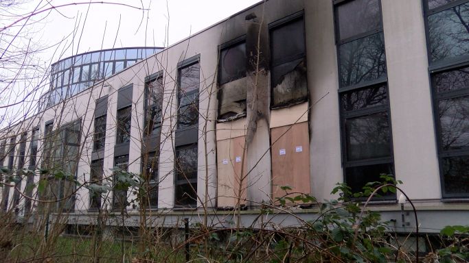 Die Aufnahme zeigt Brandschäden an einem Gebäude der Firma OHB in Bremen am 1.01.2022 (Quelle: picture alliance| dpa | Nord-West Media TV) Die Aufnahme zeigt Brandschäden an einem Gebäude der Firma OHB in Bremen am 1.01.2022
