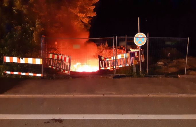 Die Aufnahme zeigt den Brand in einer Baugrube in München am 20.05.2021 (Quelle: picture alliance / dpa | Feuerwehr München) Die Aufnahme zeigt den Brand in einer Baugrube in München am 20.05.2021