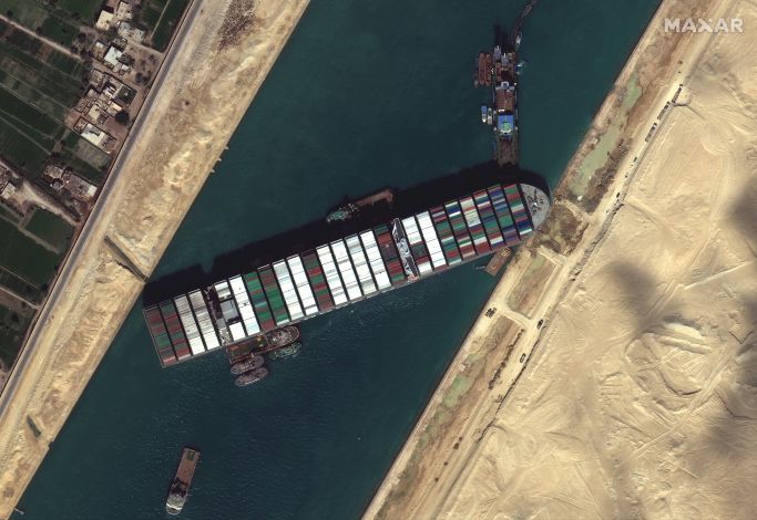 Die Aufnahme zeigt das Frachtschiff Ever Given im Suezkanal am 27.03.2021 (Quelle: picture alliance / associated press | uncredited) Die Aufnahme zeigt das Frachtschiff Ever Given im Suezkanal am 27.03.2021