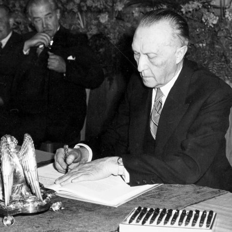 Das Archivbild zeigt den Präsidenten des Parlamentarischen Rates, Dr. Konrad Adenauer, bei der Unterzeichnung des Grundgesetzes am 23. Mai 1949 genau um 17 Uhr in Bonn. (Quelle: AP Images/picture alliance) Das Archivbild zeigt den Präsidenten des Parlamentarischen Rates, Dr. Konrad Adenauer, bei der Unterzeichnung des Grundgesetzes am 23. Mai 1949 genau um 17 Uhr in Bonn.