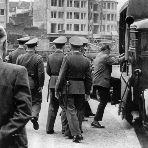 Nachdem die KPD am 17. August 1956 vom Bundesverfassungsgericht verboten worden war, besetzten Kriminalbeamte und Polizeieinheiten die Räume der Landesleitung der KPD in Düsseldorf. Die Büroräume wurden vorläufig versiegelt, drei Personen festgenommen. (Quelle: Bernhard Frye/picture alliance/dpa) Nachdem die KPD am 17. August 1956 vom Bundesverfassungsgericht verboten worden war, besetzten Kriminalbeamte und Polizeieinheiten die Räume der Landesleitung der KPD in Düsseldorf. Die Büroräume wurden vorläufig versiegelt, drei Personen festgenommen.