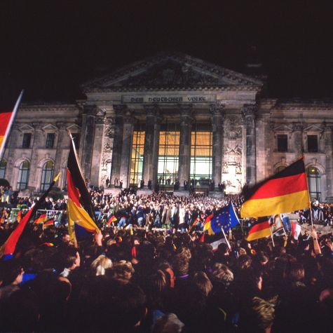 Die Aufnahme stammt vom Fest der Einheit am 2./3. Oktober 1990 in Berlin. Bei der Wiedervereinigungszeremonie vor dem Reichstag, wierden um 0.00 unter dem Jubel der Zuschauer Deutschland- und Europa-Fahnen geschwenkt. (Quelle: Manfred Vollmer/imageBROKER/picture alliance) Die Aufnahme stammt vom Fest der Einheit am 2./3. Oktober 1990 in Berlin. Bei der Wiedervereinigungszeremonie vor dem Reichstag, wierden um 0.00 unter dem Jubel der Zuschauer Deutschland- und Europa-Fahnen geschwenkt.