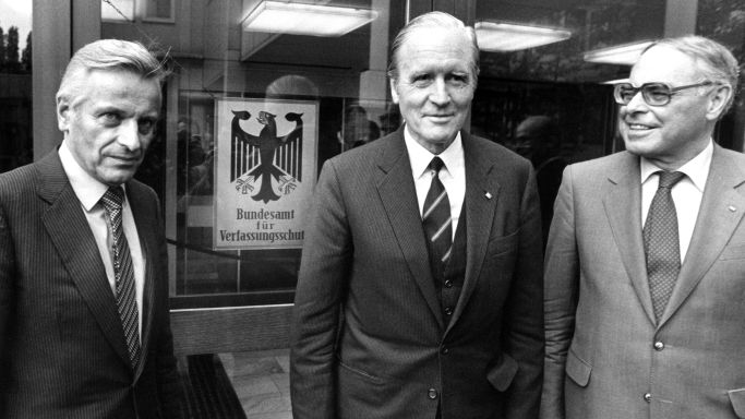 The photo from May 8, 1981 shows former Federal President Karl Carstens (center) visiting the BfV in Cologne. He was received by the then President Dr. Richard Meier (left). Former State Secretary Siegfried Fröhlich (right) also took part in the meeting. (Source: Heinrich Sanden/picture alliance/dpa) The photo from May 8, 1981 shows former Federal President Karl Carstens (center) visiting the BfV in Cologne. He was received by the then President Dr. Richard Meier (left). Former State Secretary Siegfried Fröhlich (right) also took part in the meeting.