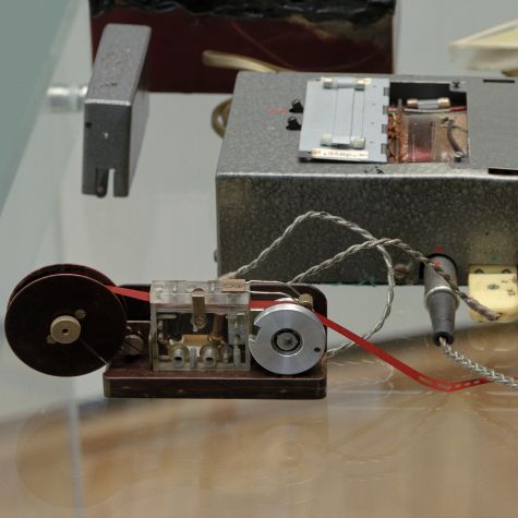 The photo shows a DDR agent radio around 1955 consisting of transmitter, antenna, power supply, morse key and container, so that the device could also be stored in an earth depot. (Source: akg images/picture alliance) The photo shows a DDR agent radio around 1955 consisting of transmitter, antenna, power supply, morse key and container, so that the device could also be stored in an earth depot.