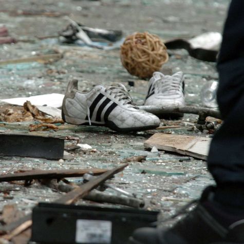 This photo taken on June 10, 2004 shows shards at an explosion site in Cologne. The day before, a nail bomb had exploded in a barbershop in the Mülheim district. 22 people were injured, 4 of them seriously. The crime is attributed to the NSU. (Source: Federico Gambarini/dpa-Zentralbild/dpa-Fotoreport/picture alliance/dpa/dpaweb) This photo taken on June 10, 2004 shows shards at an explosion site in Cologne. The day before, a nail bomb had exploded in a barbershop in the Mülheim district. 22 people were injured, 4 of them seriously. The crime is attributed to the NSU.