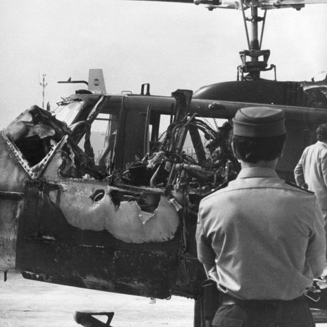 End of the liberation operation in Fürstenfeldbruck on the night of September 6, 1972: Of 2 helicopters of the Federal Border Guard, the front one is only a wreck. All 9 Israeli hostages, 5 Arab terrorists and 1 policeman were killed. (Source: dpa_Göttert/dpa-Sportreport/picture alliance/dpa) End of the liberation operation in Fürstenfeldbruck on the night of September 6, 1972: Of 2 helicopters of the Federal Border Guard, the front one is only a wreck. All 9 Israeli hostages, 5 Arab terrorists and 1 policeman were killed.