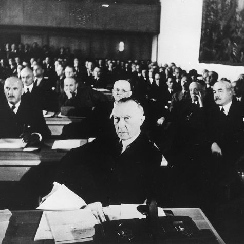 The photograph shows the constituent meeting of the Parliamentary Council on September 1, 1948. The President-elect of the Parliamentary Council, Konrad Adenauer, can be seen in the foreground. (Source: akg-images/picture alliance) The photograph shows the constituent meeting of the Parliamentary Council on September 1, 1948. The President-elect of the Parliamentary Council, Konrad Adenauer, can be seen in the foreground.