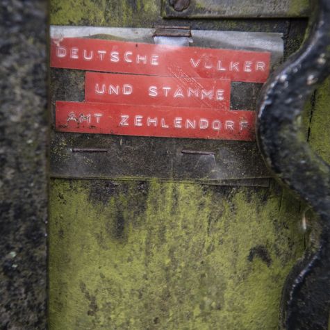 The photograph taken on March 19, 2020 shows a sign with the inscription "Geeinte deutsche Völker und Stämme - Amt Zehlendorf" (United German Peoples and Tribes - Zehlendorf Office) on a mailbox in front of a residential building in Berlin. (Source: Paul Zinken/picture alliance/dpa) The photograph taken on March 19, 2020 shows a sign with the inscription "Geeinte deutsche Völker und Stämme - Amt Zehlendorf" (United German Peoples and Tribes - Zehlendorf Office) on a mailbox in front of a residential building in Berlin.
